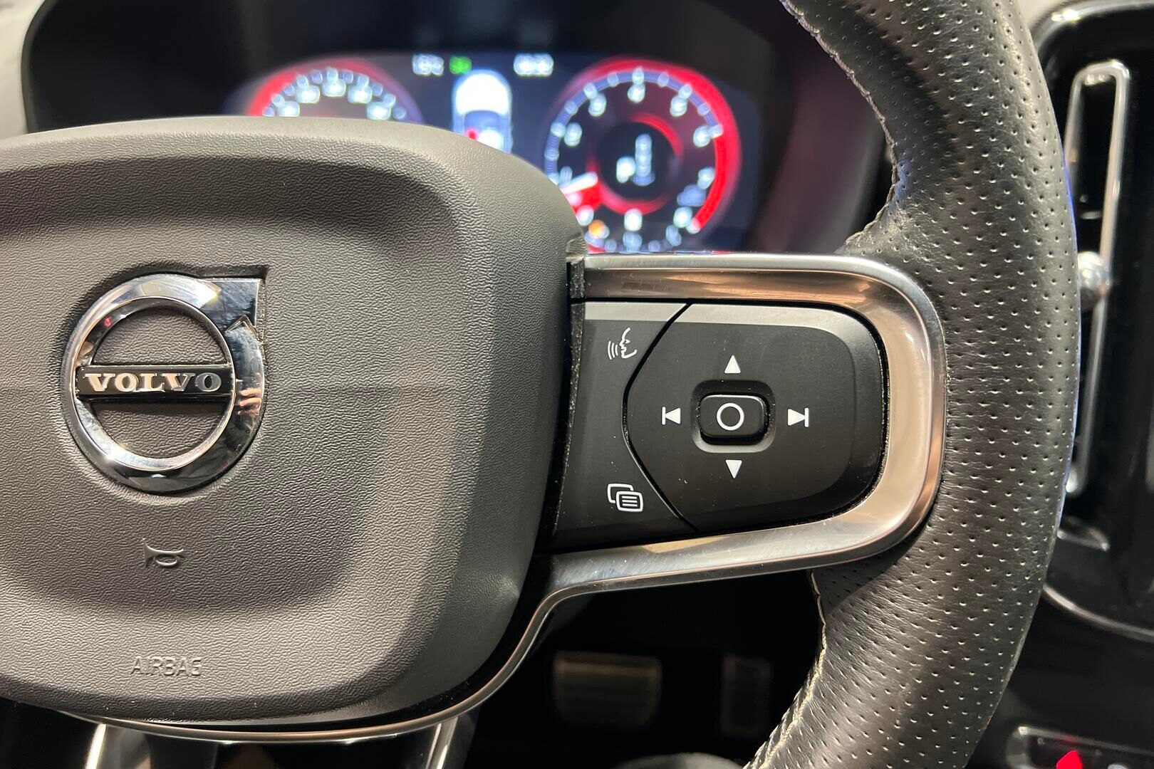Volvo XC40 iso kuva 16