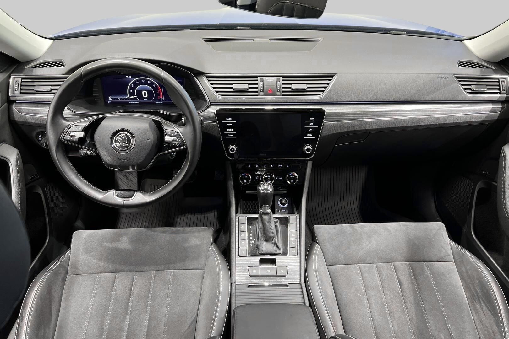 Skoda Superb iso kuva 11