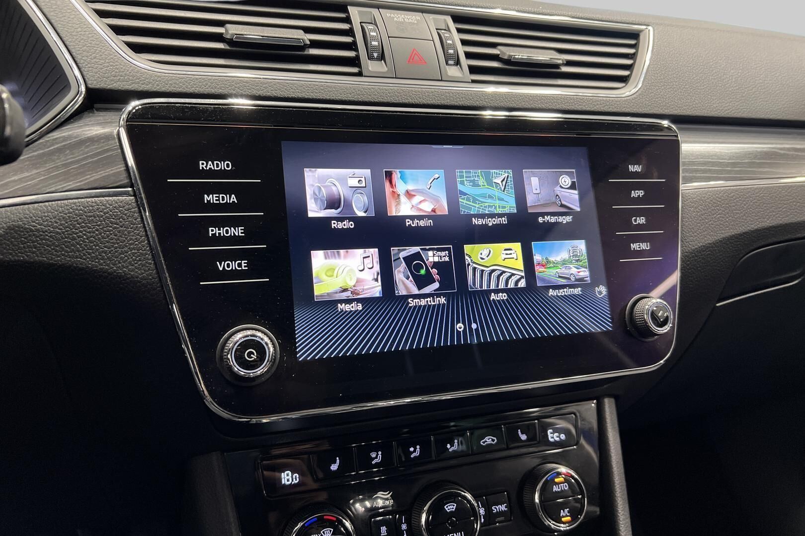 Skoda Superb iso kuva 18
