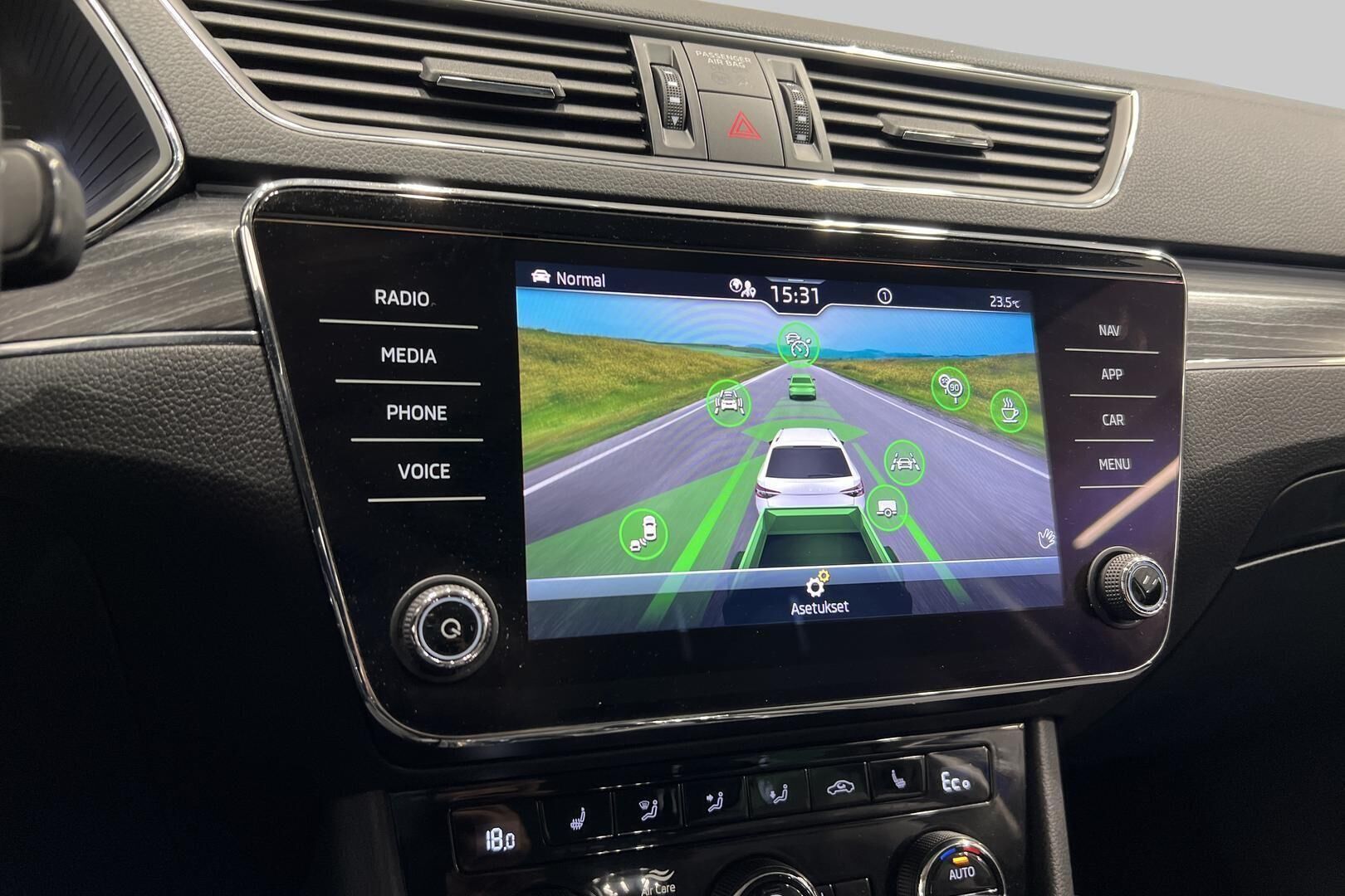 Skoda Superb iso kuva 19