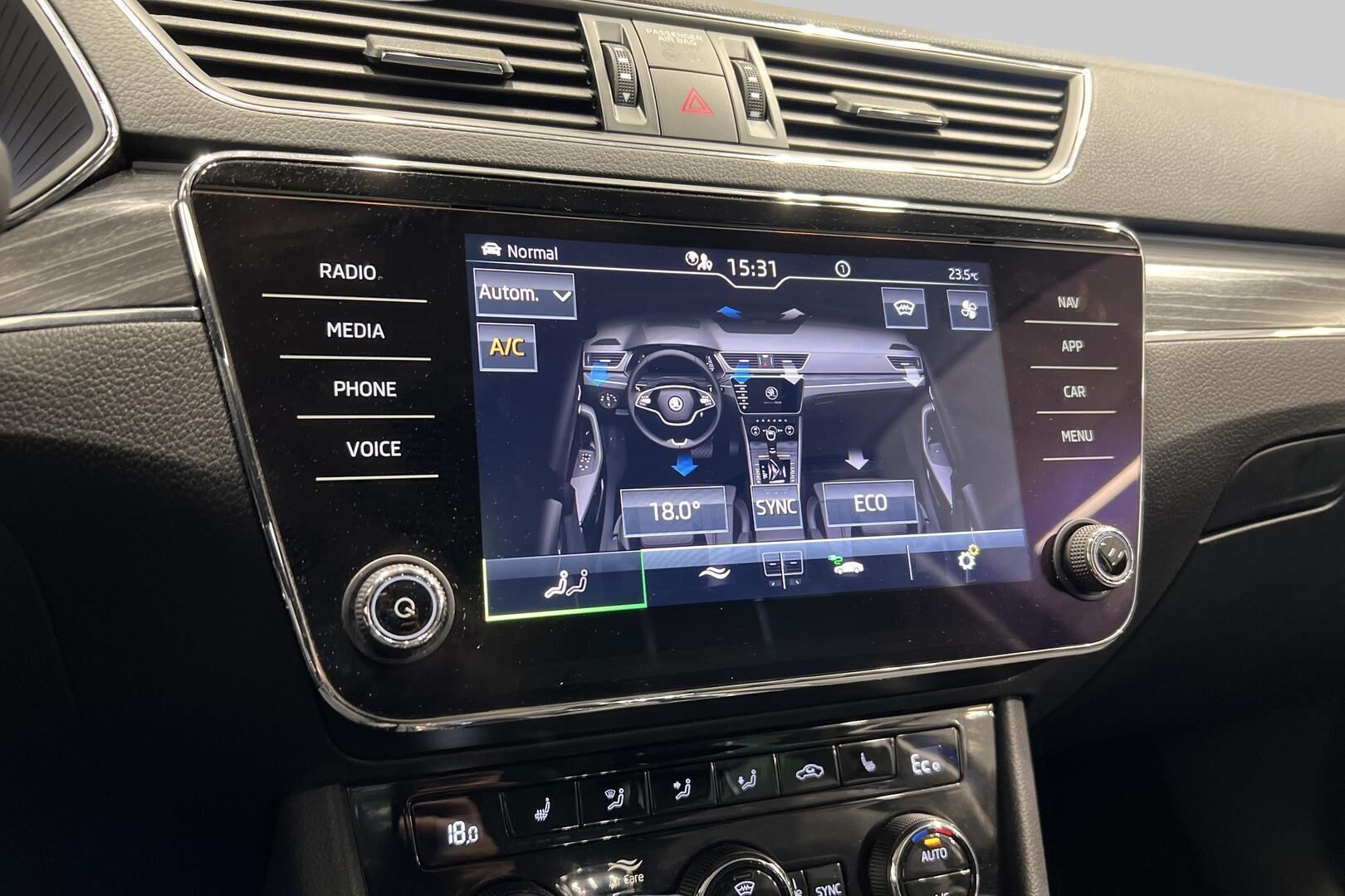 Skoda Superb iso kuva 20
