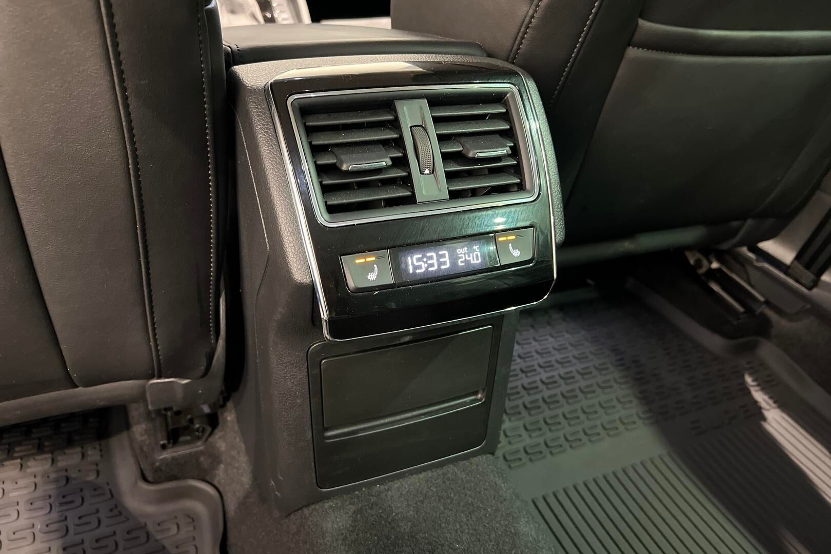 Skoda Superb iso kuva 33