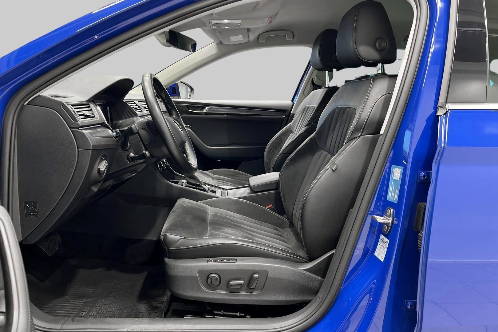 Skoda Superb iso kuva 9