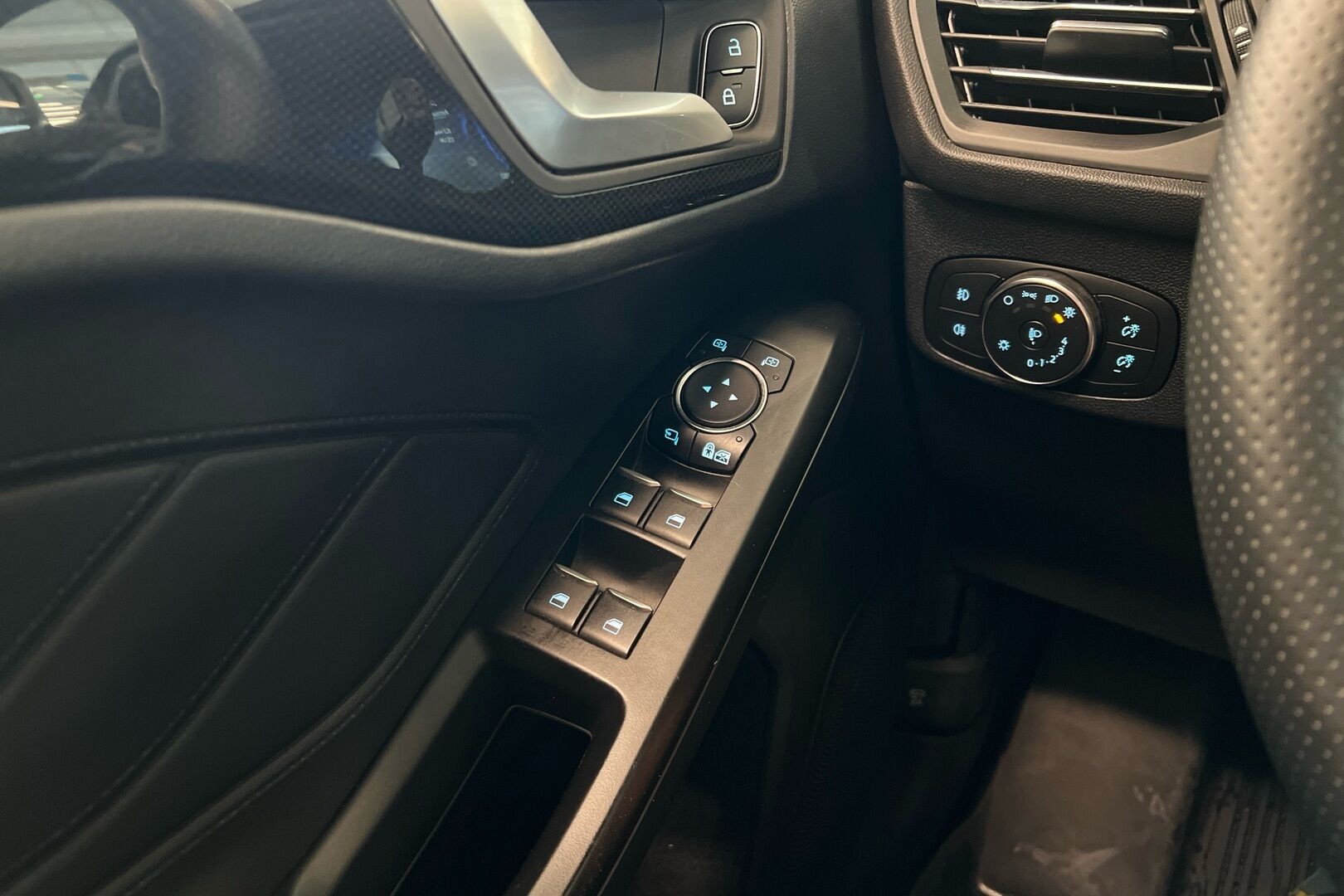 Ford Focus iso kuva 19