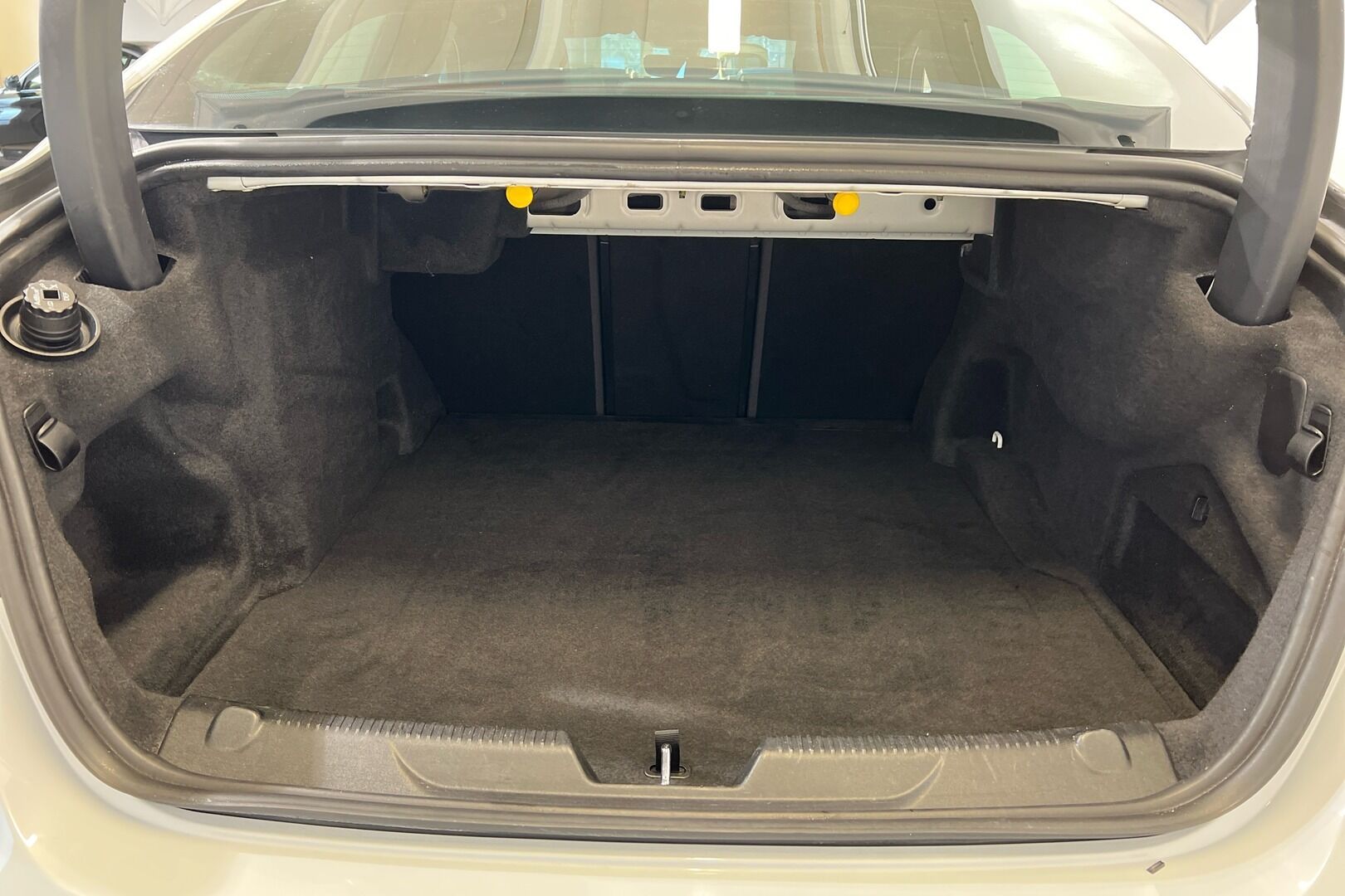 Jaguar XE iso kuva 10