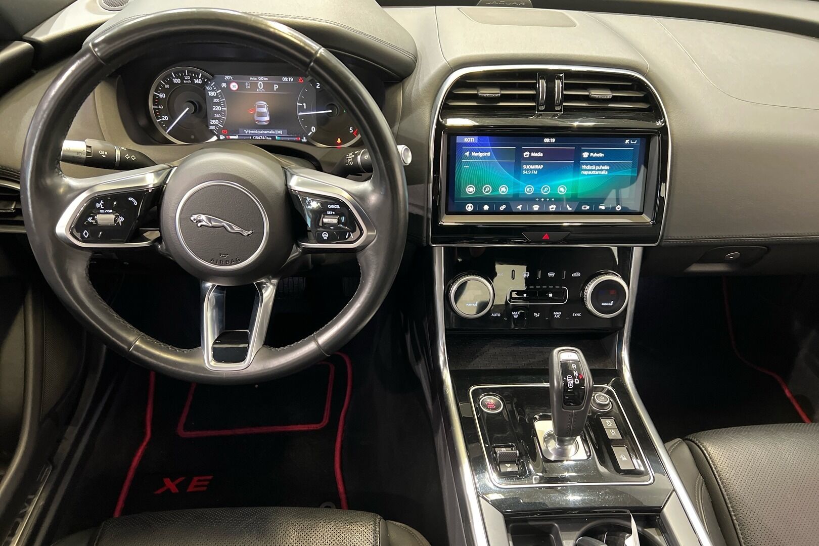 Jaguar XE iso kuva 11