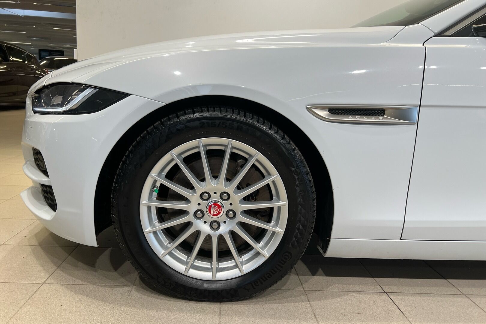 Jaguar XE iso kuva 12