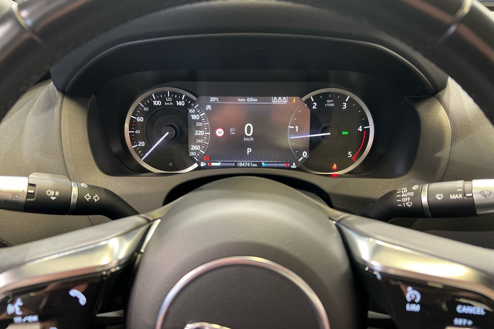 Jaguar XE iso kuva 13