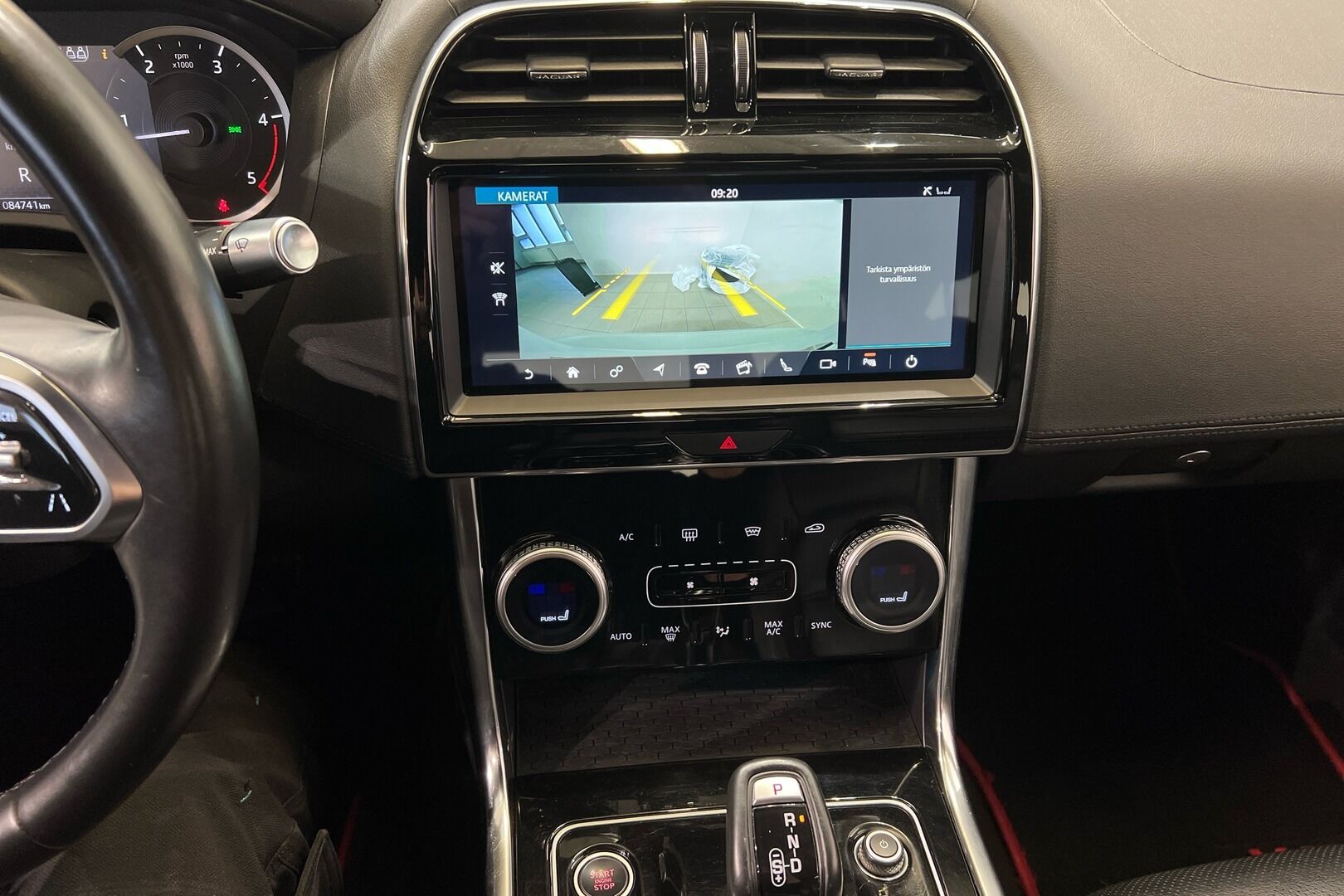 Jaguar XE iso kuva 14