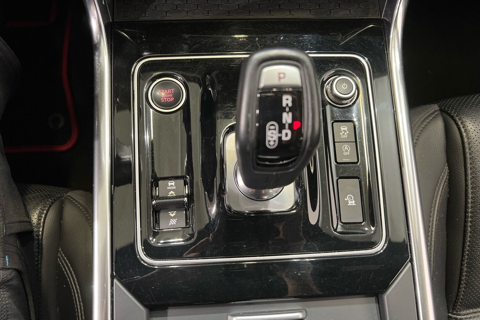 Jaguar XE iso kuva 15
