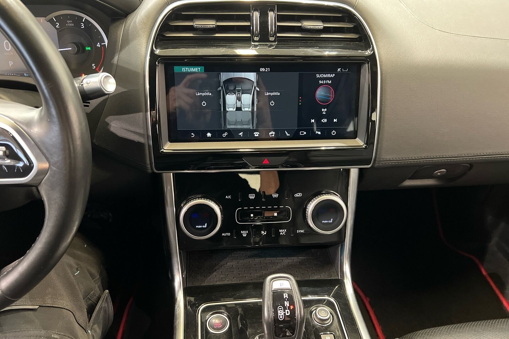 Jaguar XE iso kuva 16