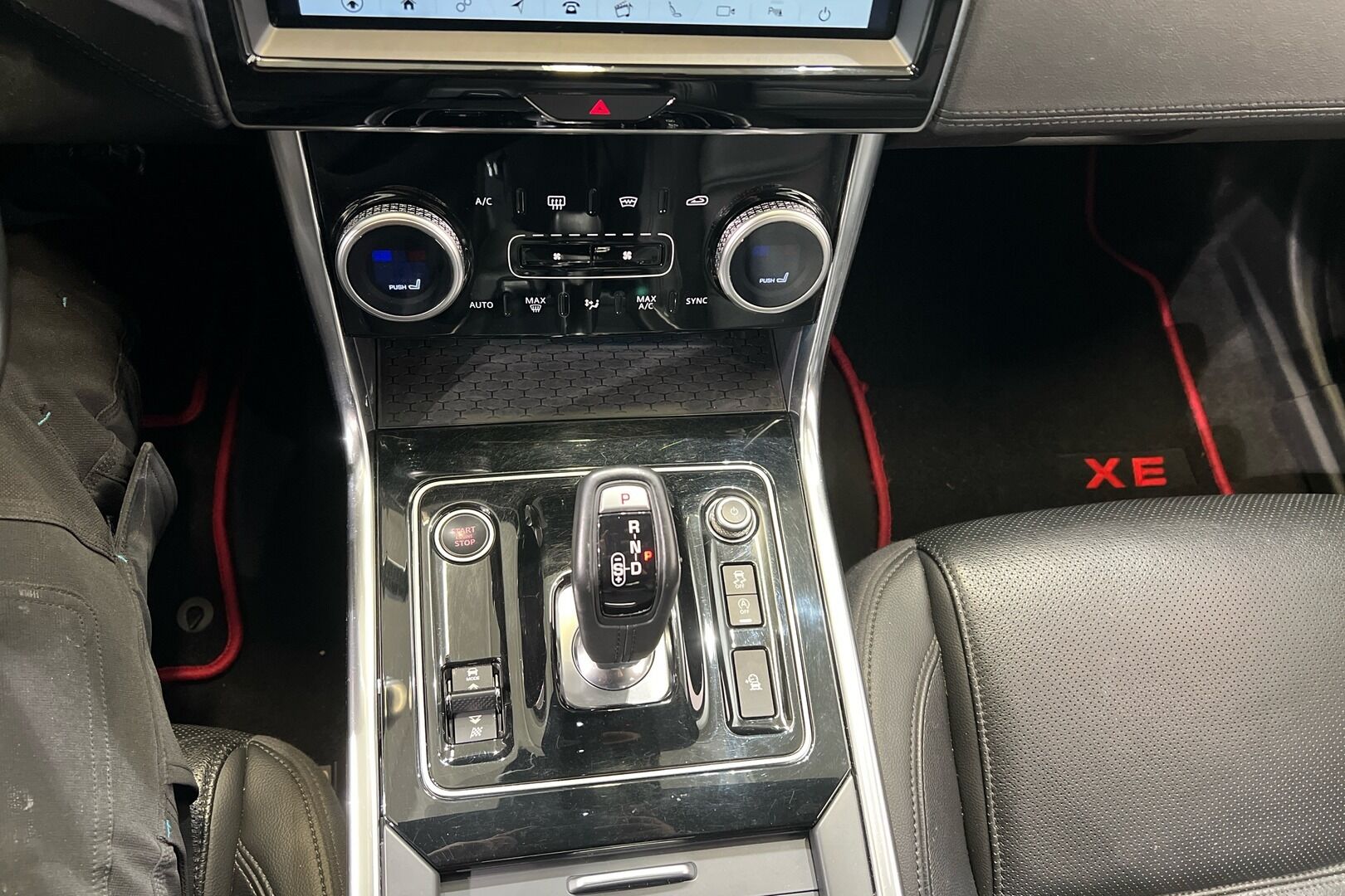 Jaguar XE iso kuva 17