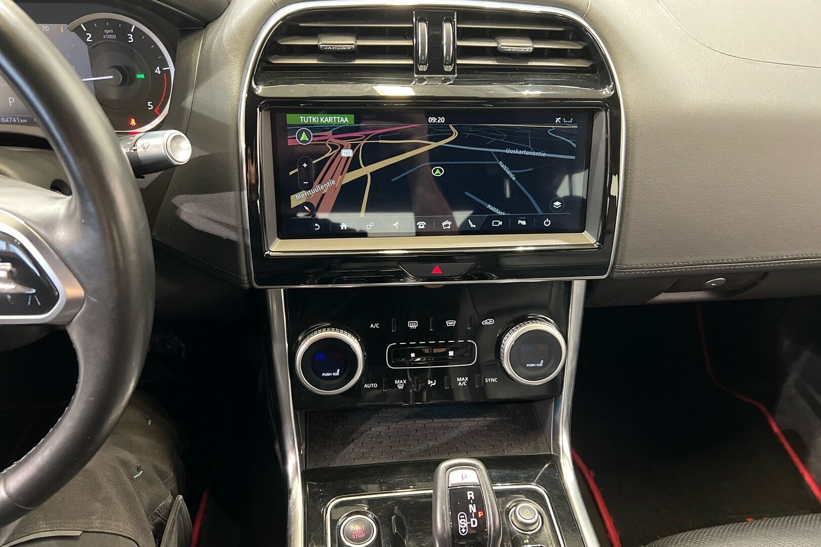 Jaguar XE iso kuva 18