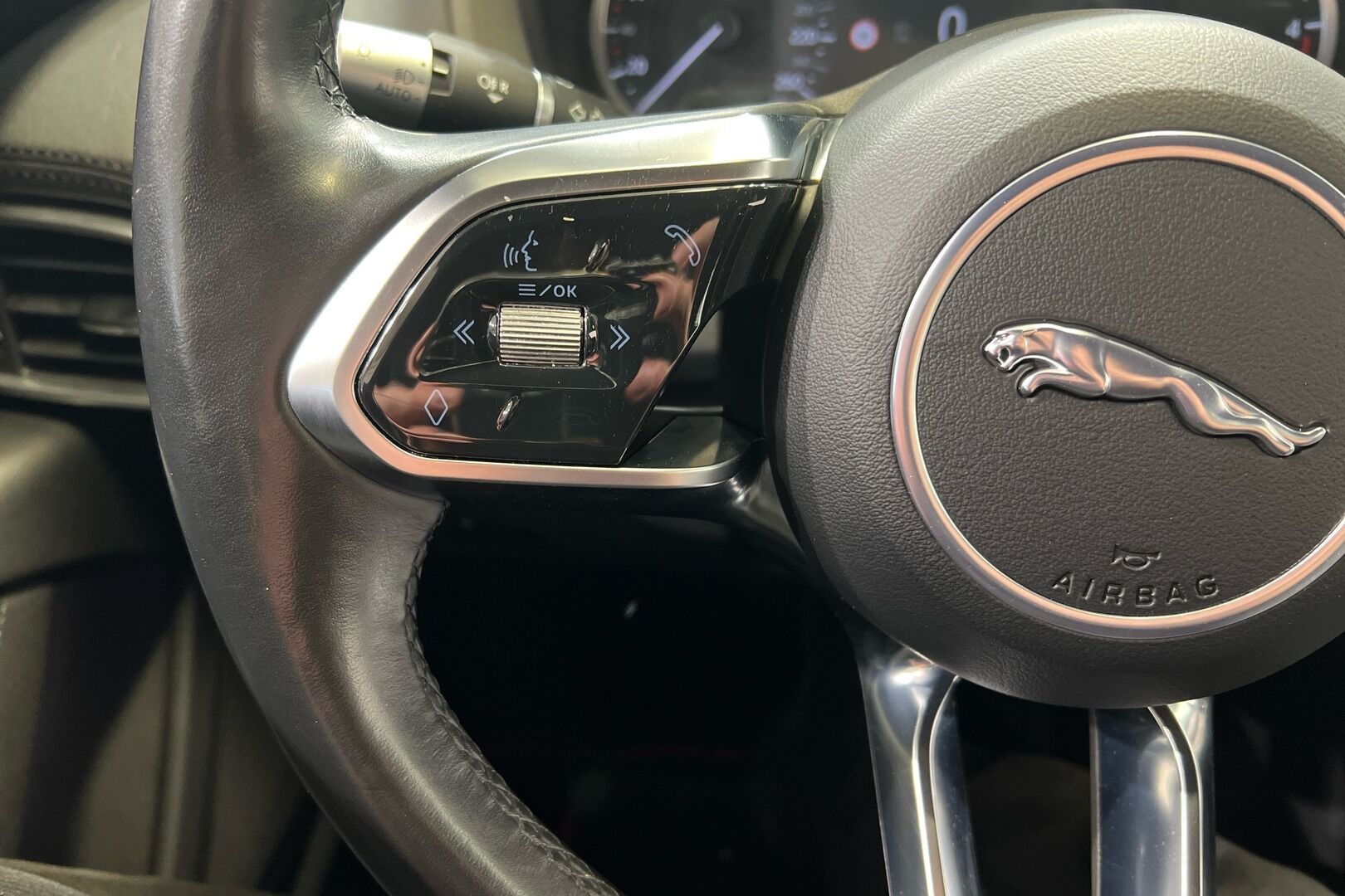 Jaguar XE iso kuva 19