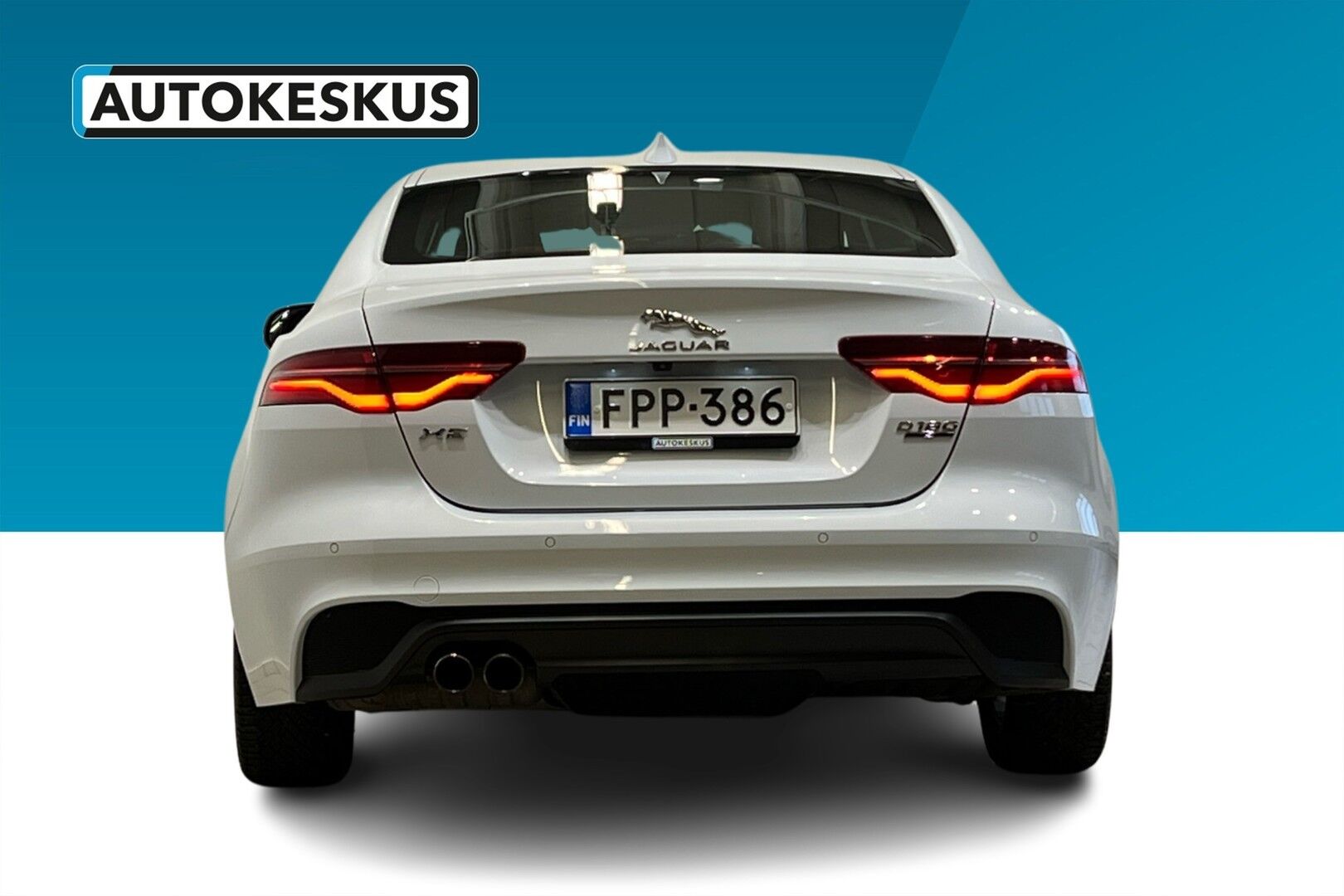 Jaguar XE iso kuva 2