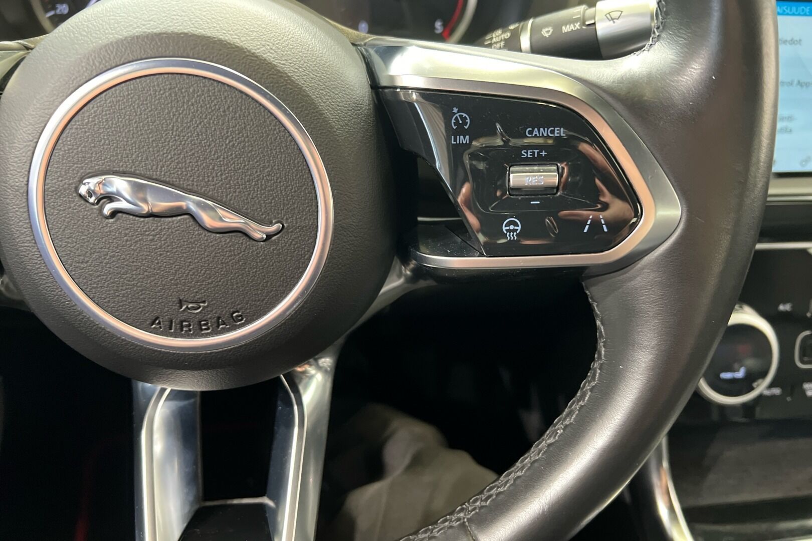 Jaguar XE iso kuva 20