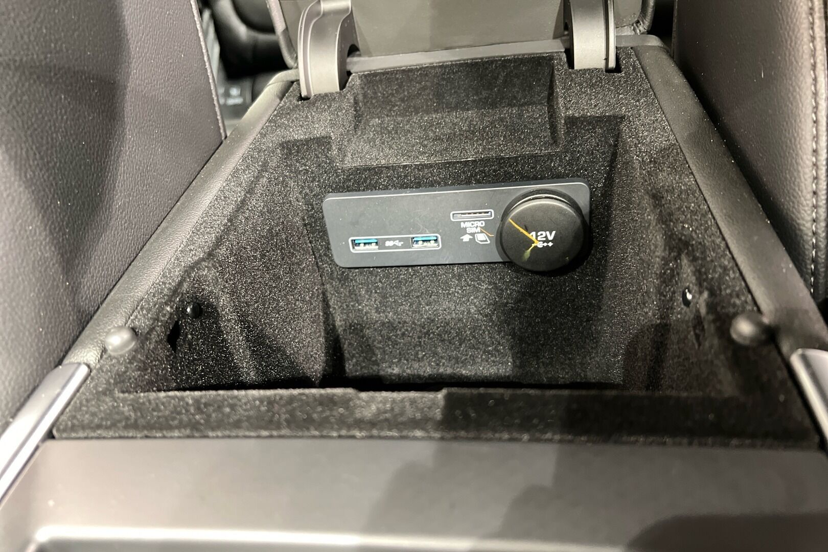 Jaguar XE iso kuva 21