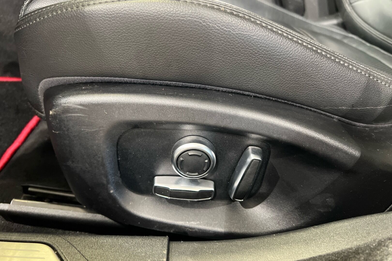 Jaguar XE iso kuva 22