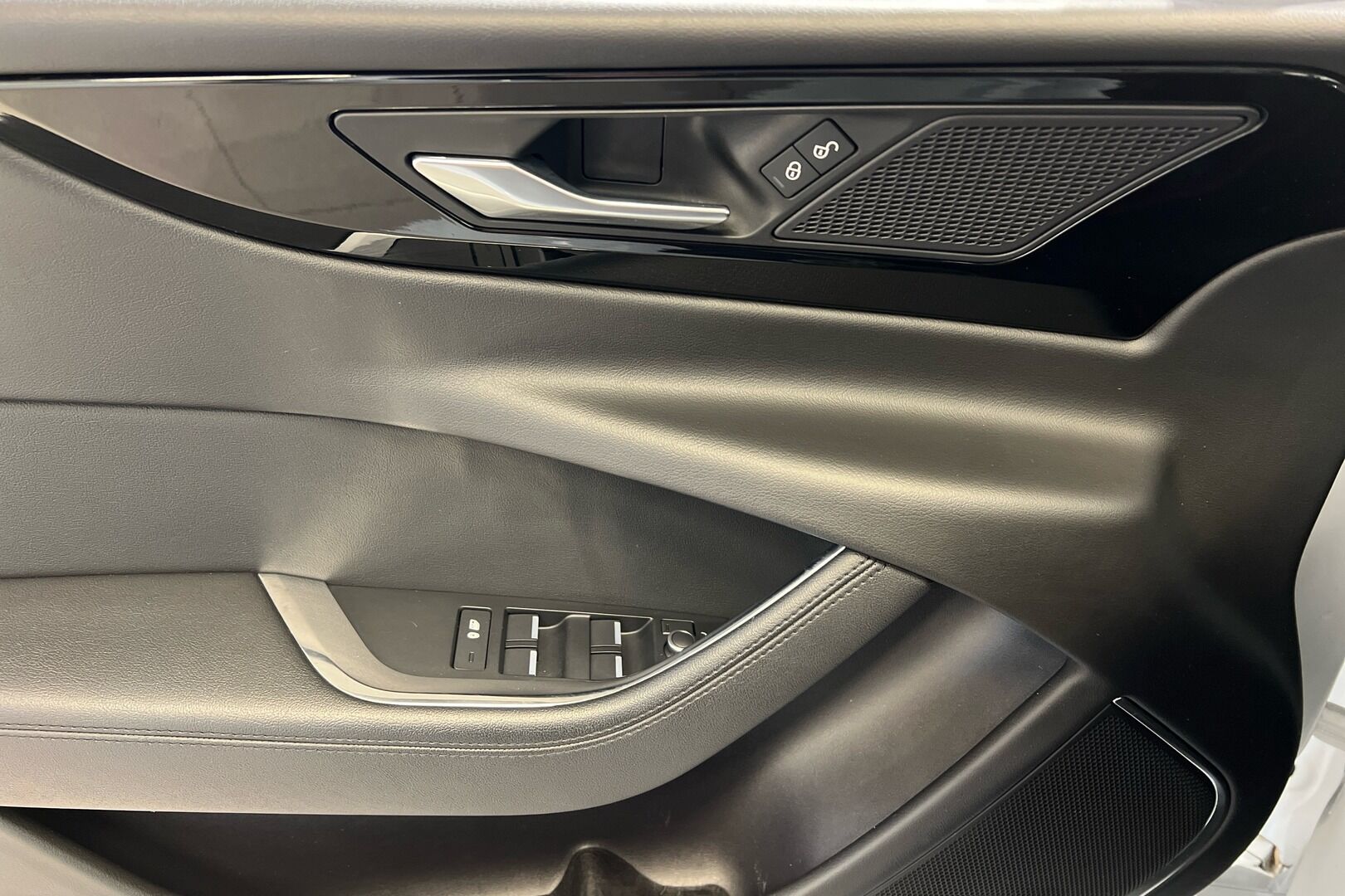 Jaguar XE iso kuva 23