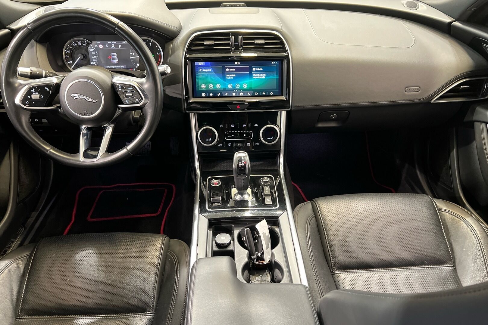 Jaguar XE iso kuva 24