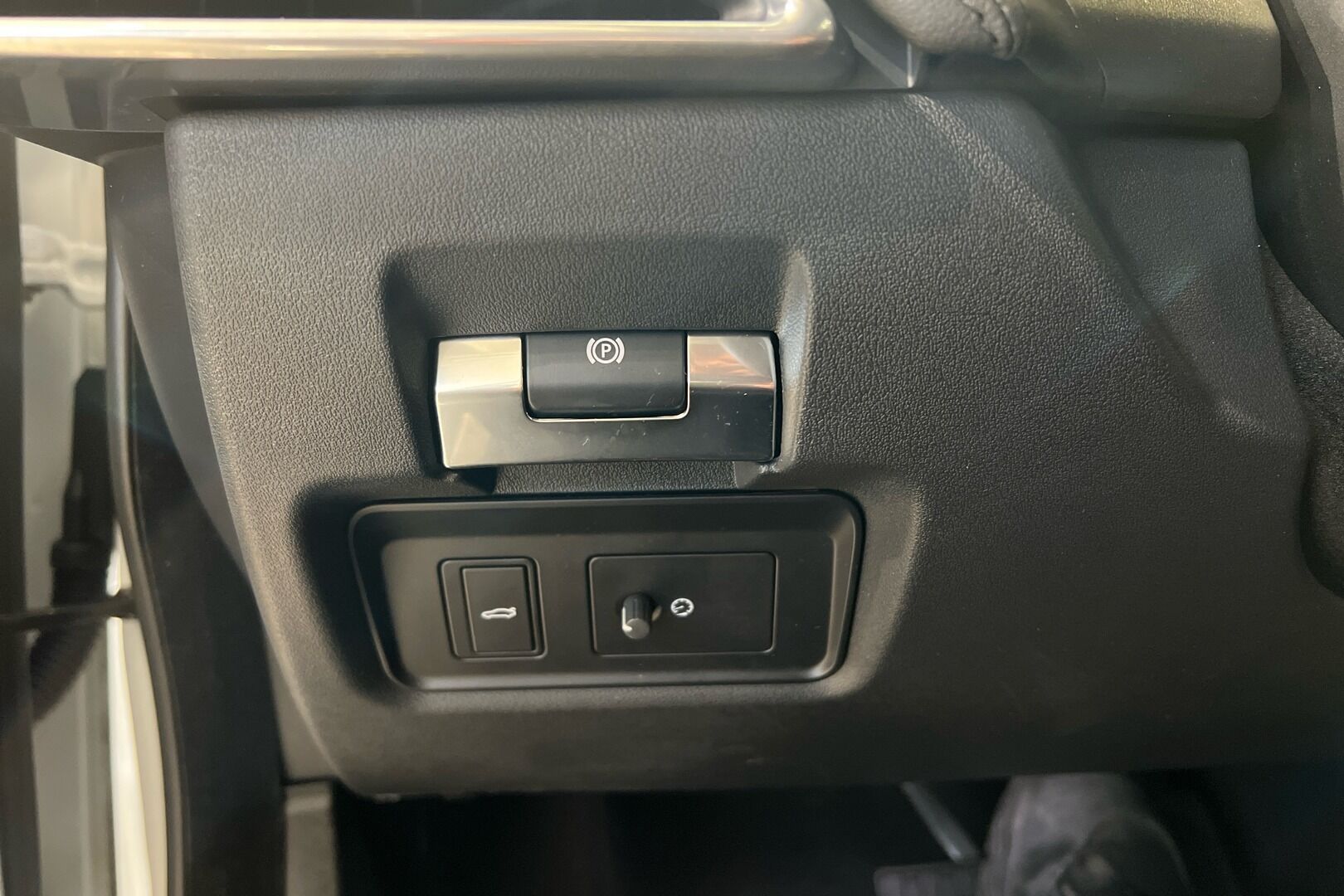 Jaguar XE iso kuva 25