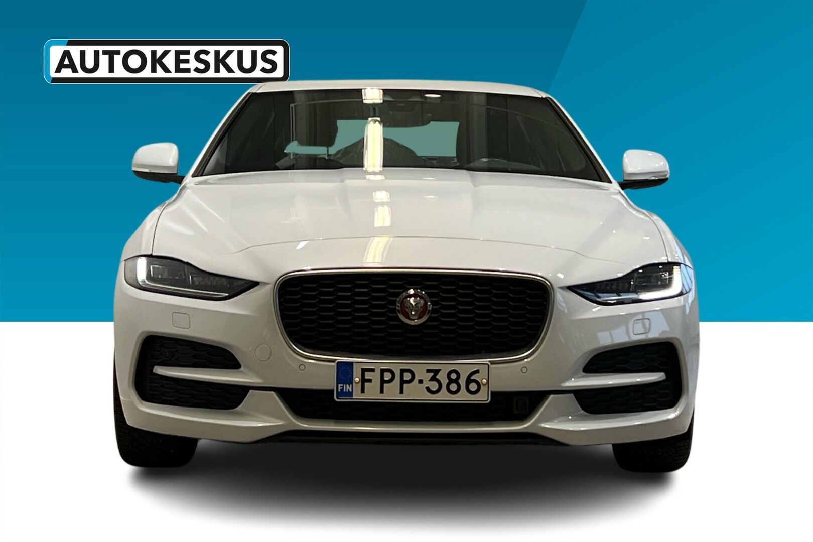 Jaguar XE iso kuva 3