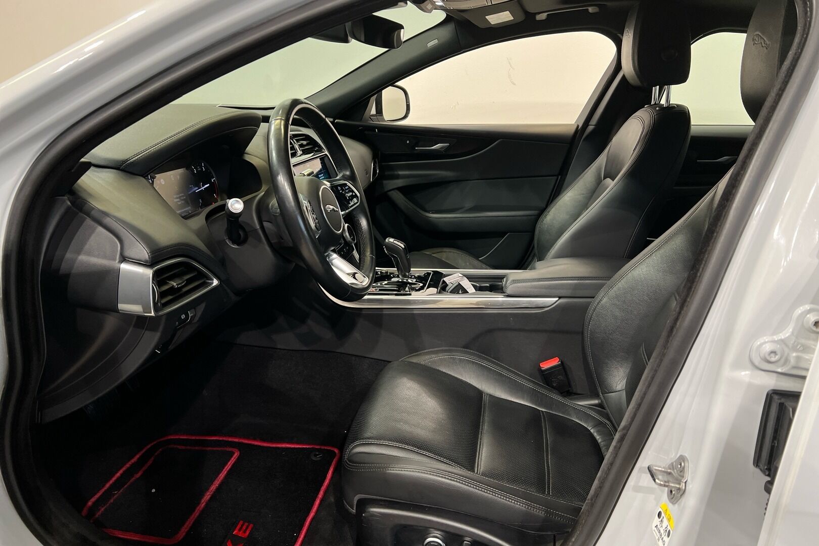 Jaguar XE iso kuva 4