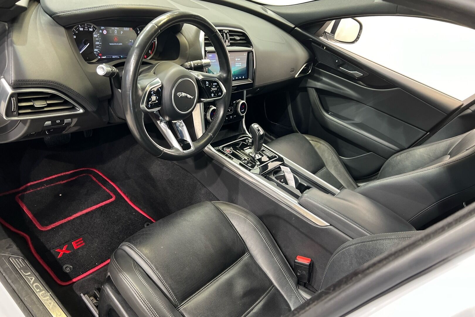 Jaguar XE iso kuva 5