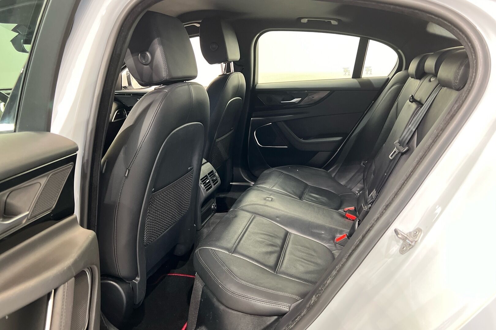 Jaguar XE iso kuva 6