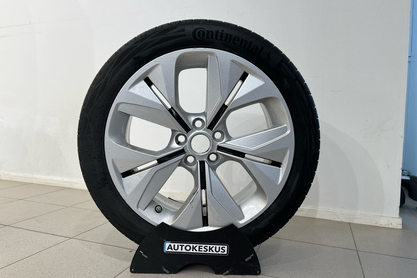 Jaguar XE iso kuva 7