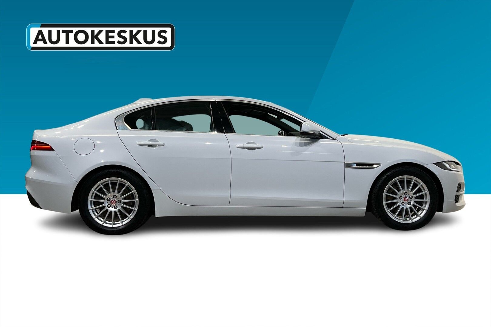 Jaguar XE iso kuva 8