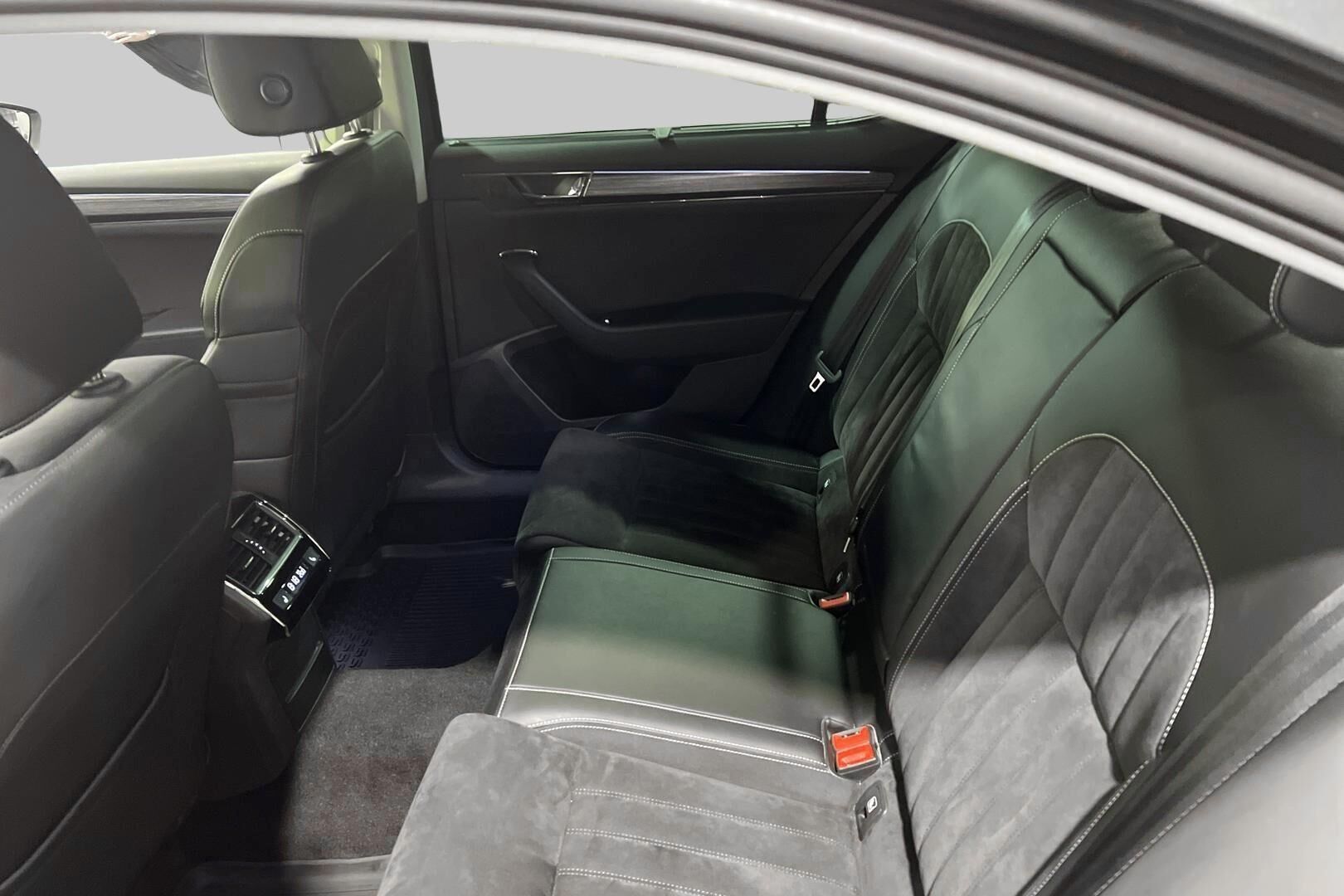 Skoda Superb iso kuva 8