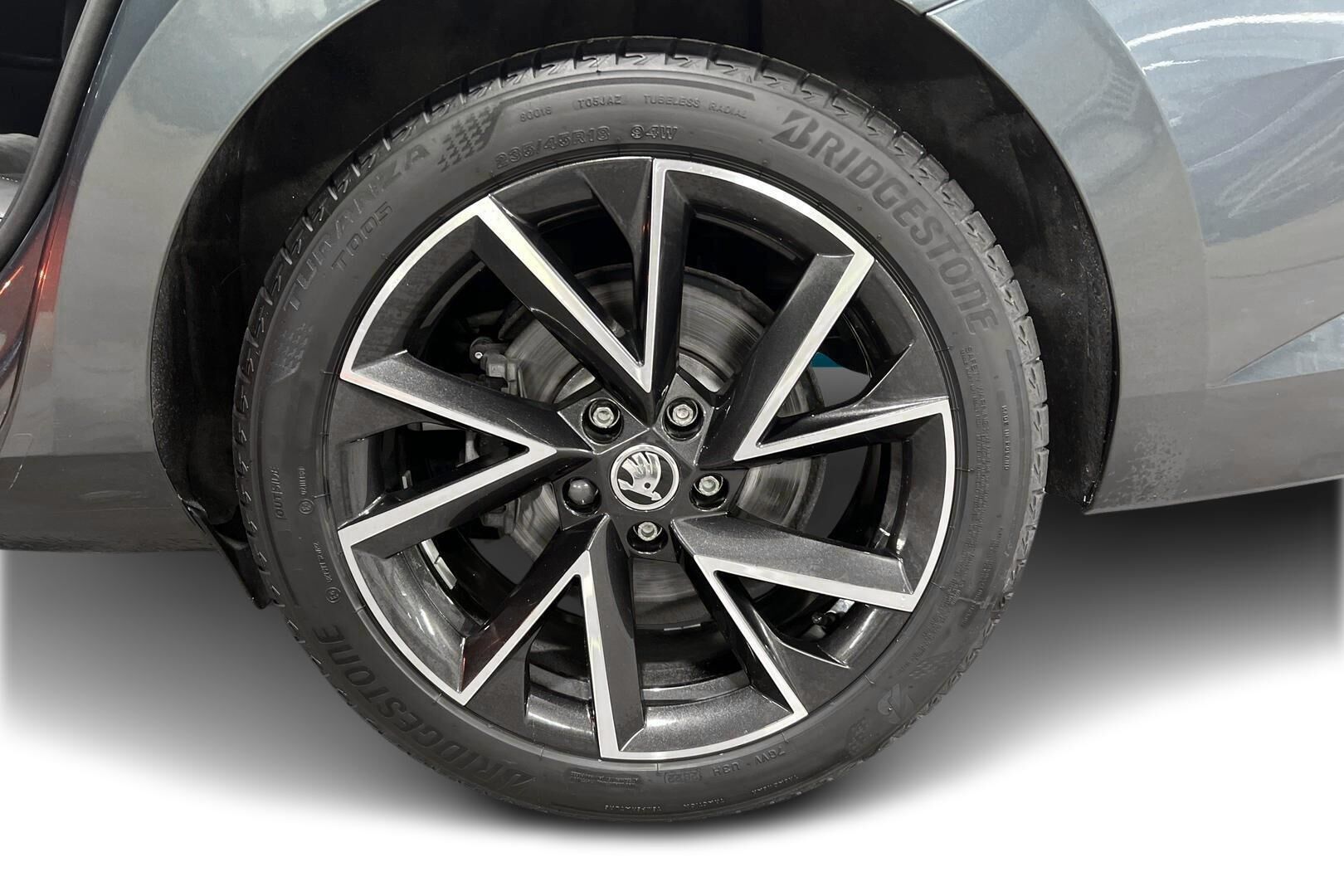 Skoda Superb iso kuva 11