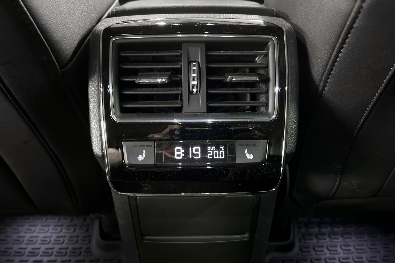 Skoda Superb iso kuva 13