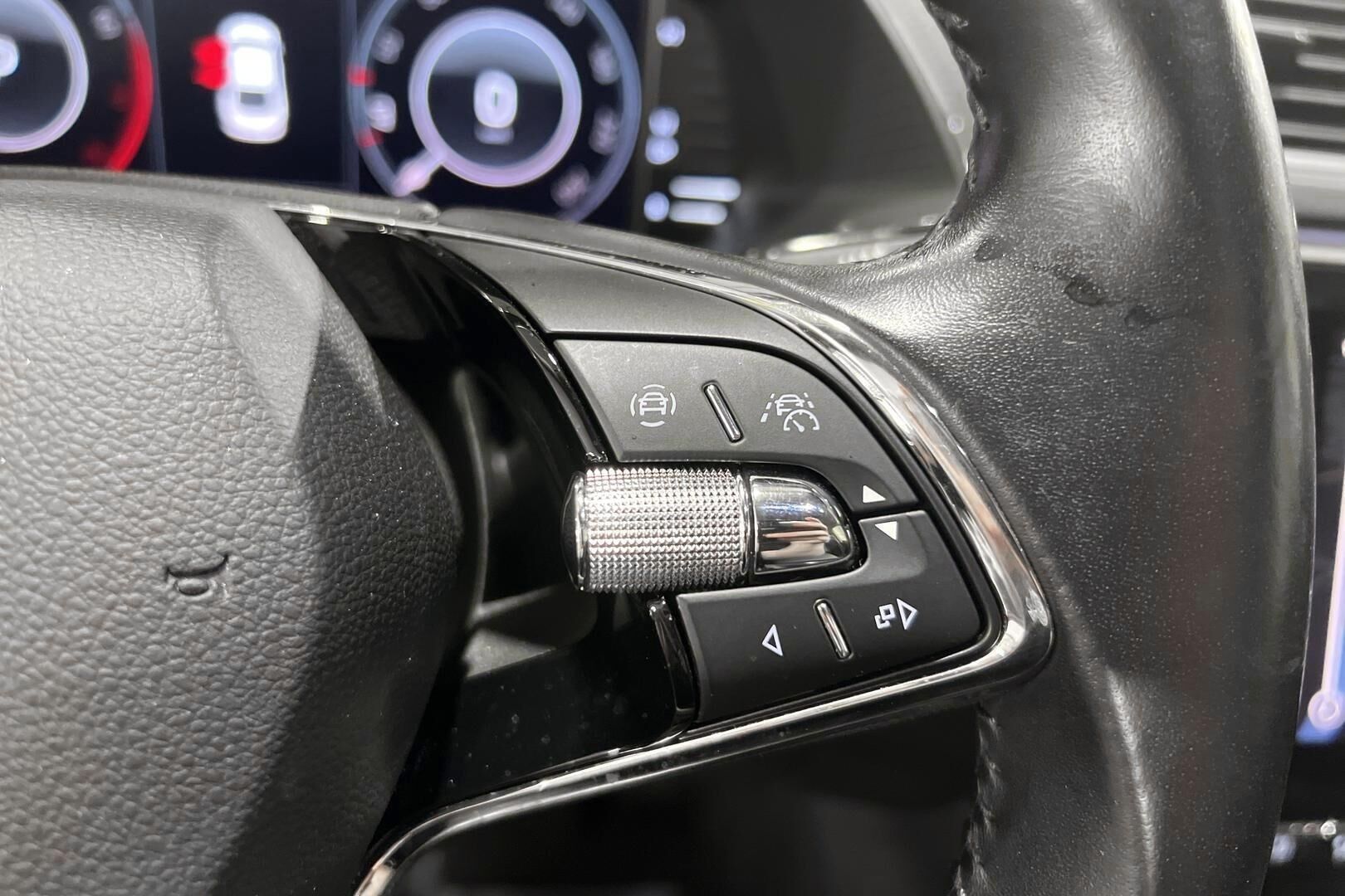 Skoda Superb iso kuva 17