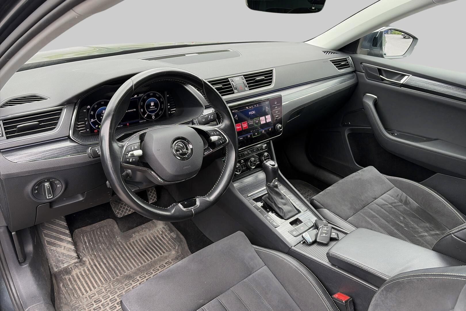 Skoda Superb iso kuva 2