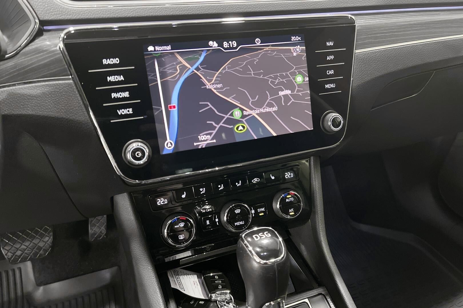 Skoda Superb iso kuva 19