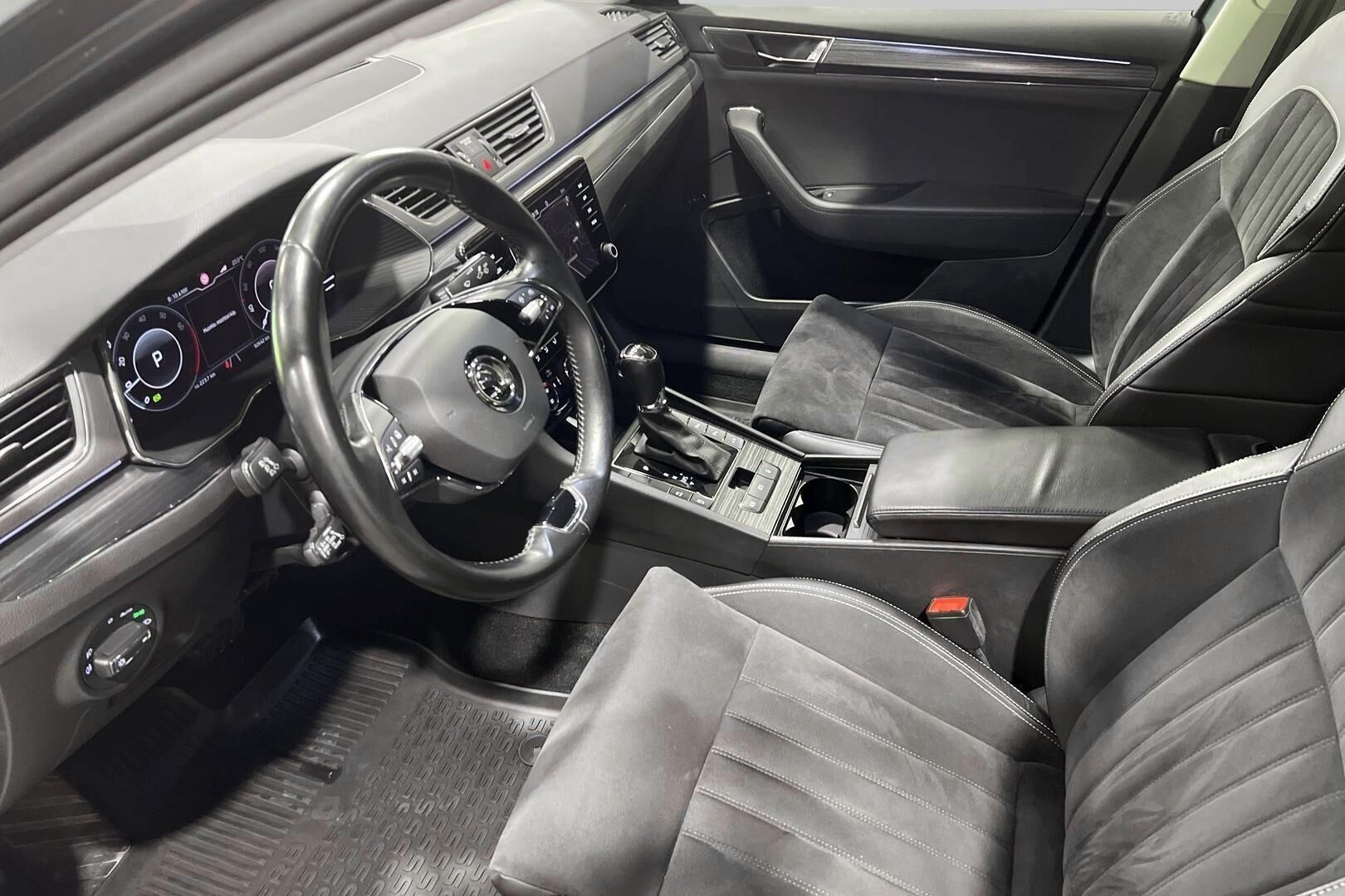 Skoda Superb iso kuva 7