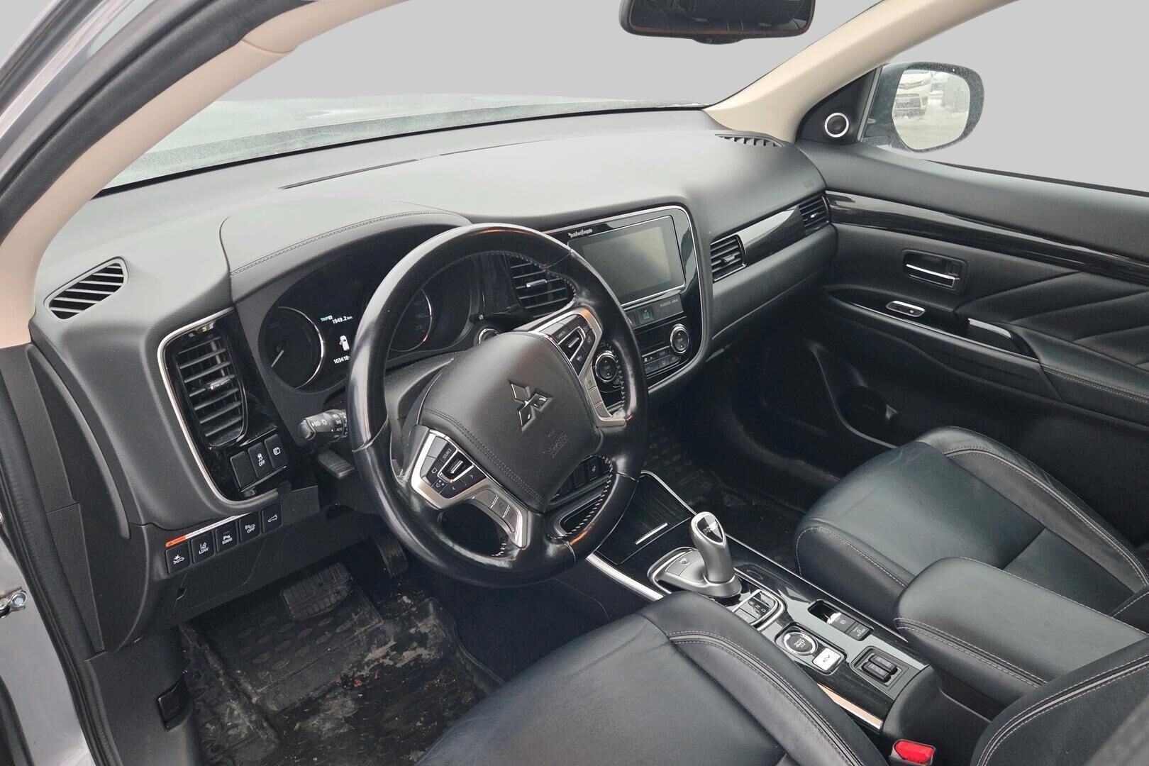 Mitsubishi Outlander PHEV iso kuva 2