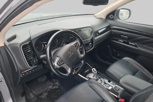 Mitsubishi Outlander PHEV esikatselu 2