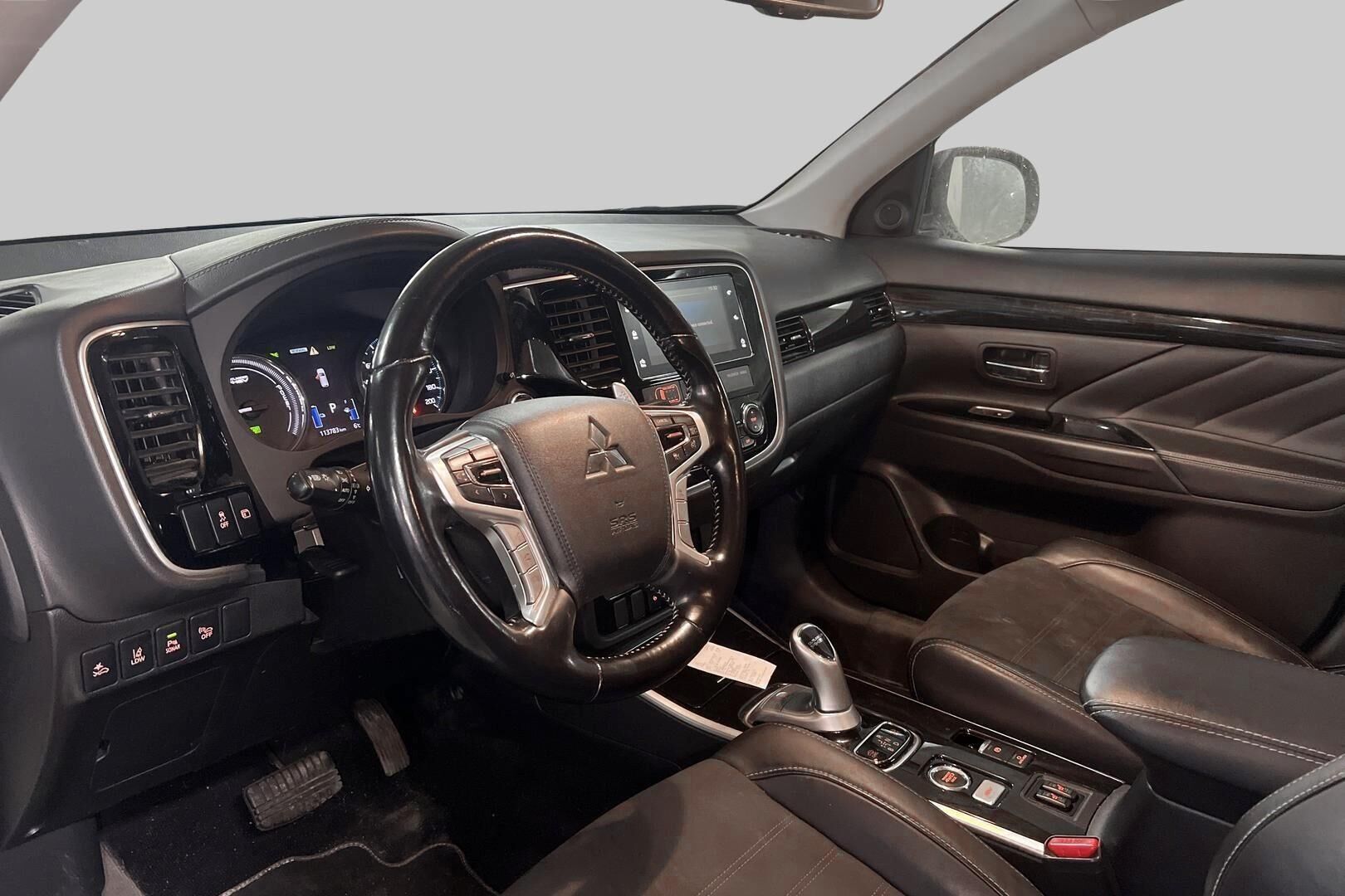 Mitsubishi Outlander PHEV iso kuva 2