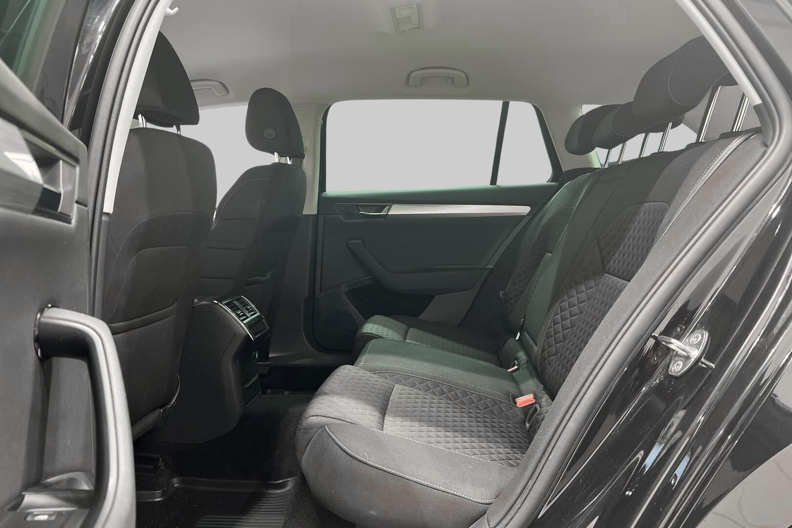 Skoda Superb iso kuva 10