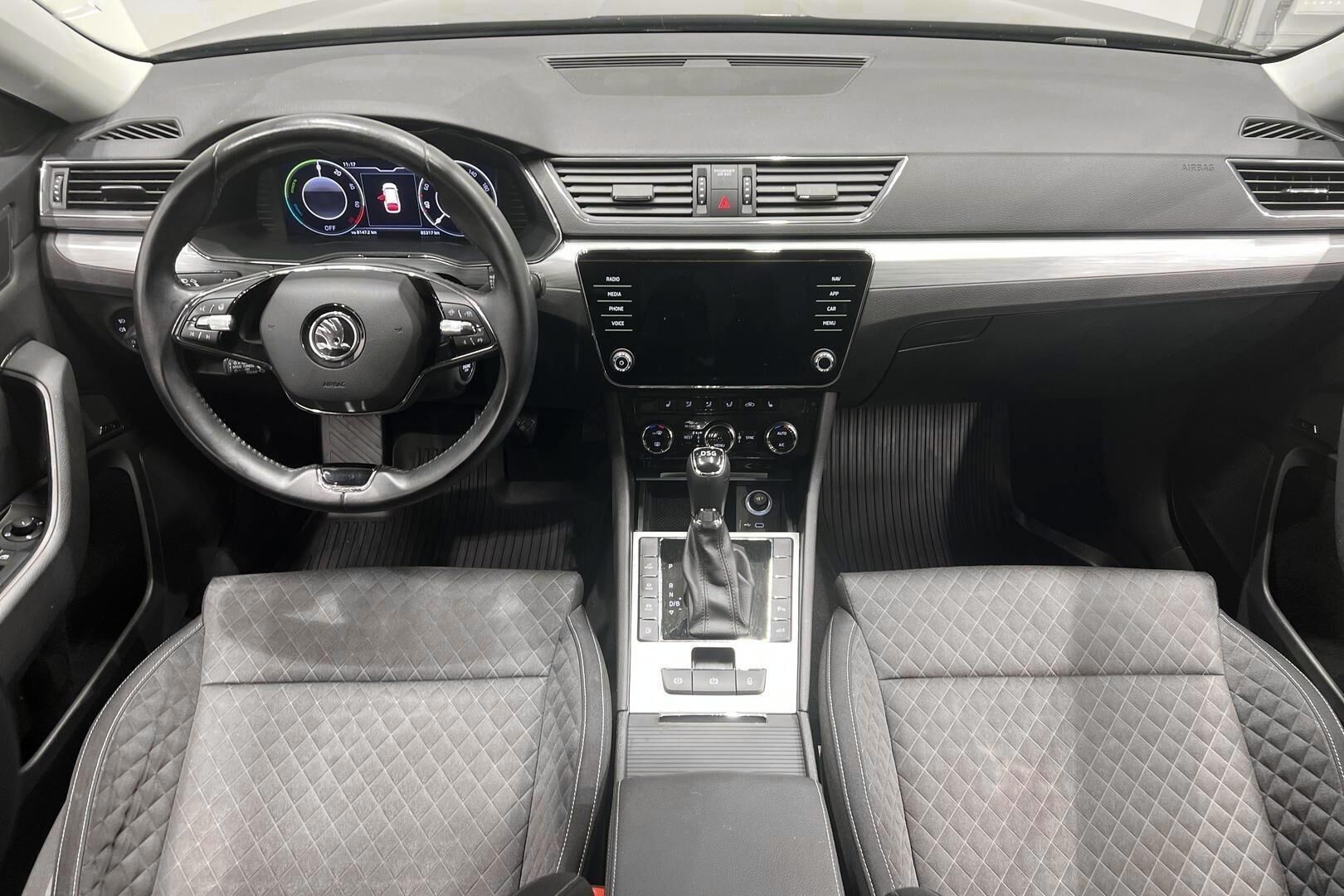 Skoda Superb iso kuva 11