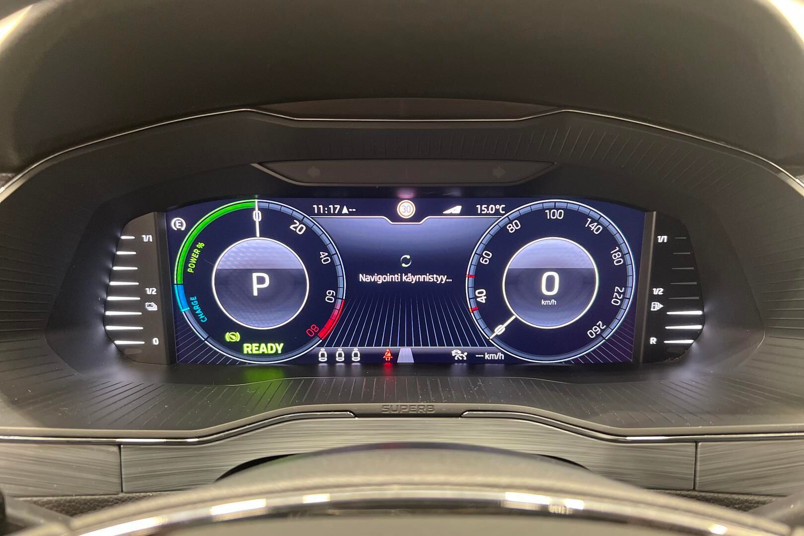 Skoda Superb iso kuva 13