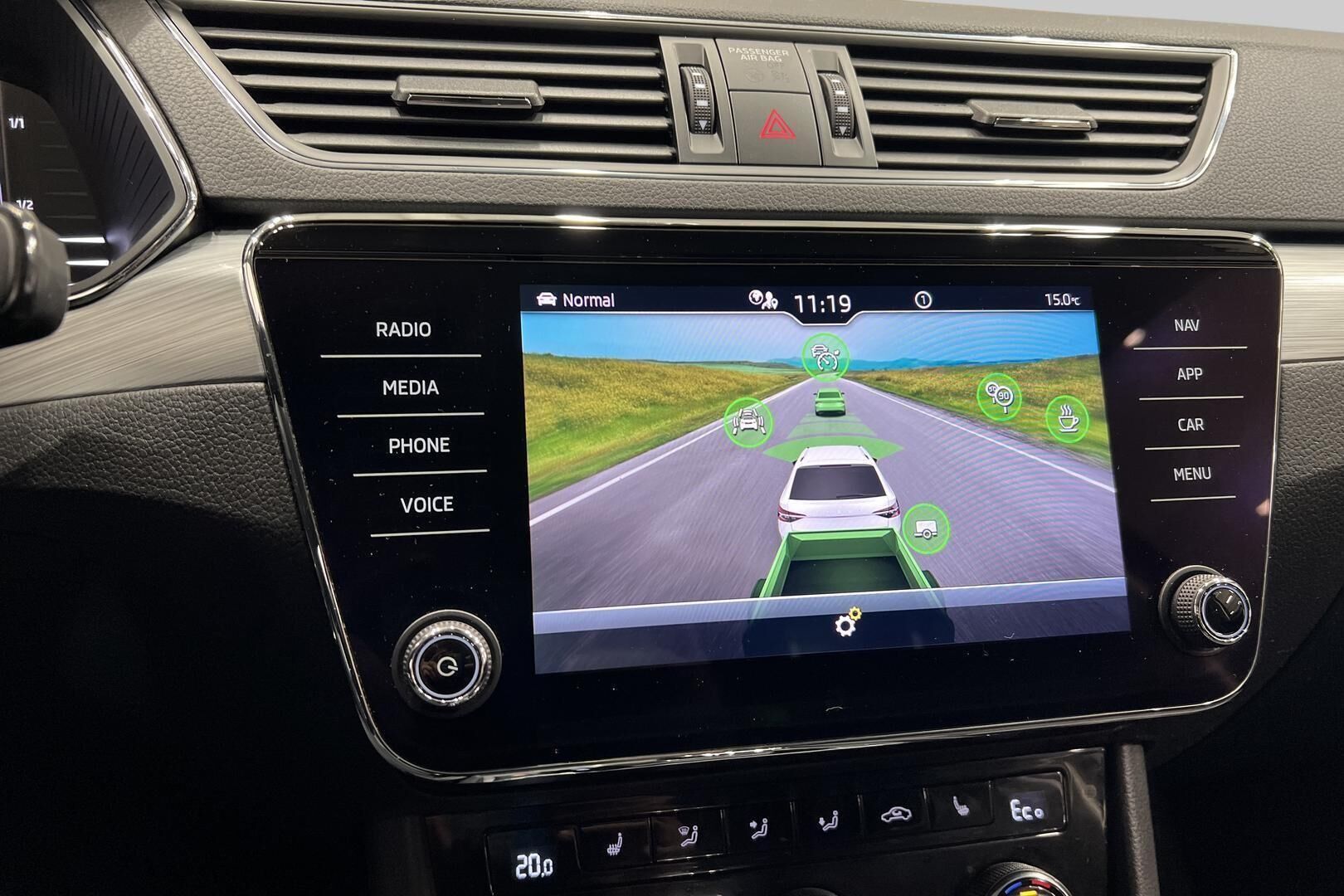 Skoda Superb iso kuva 16