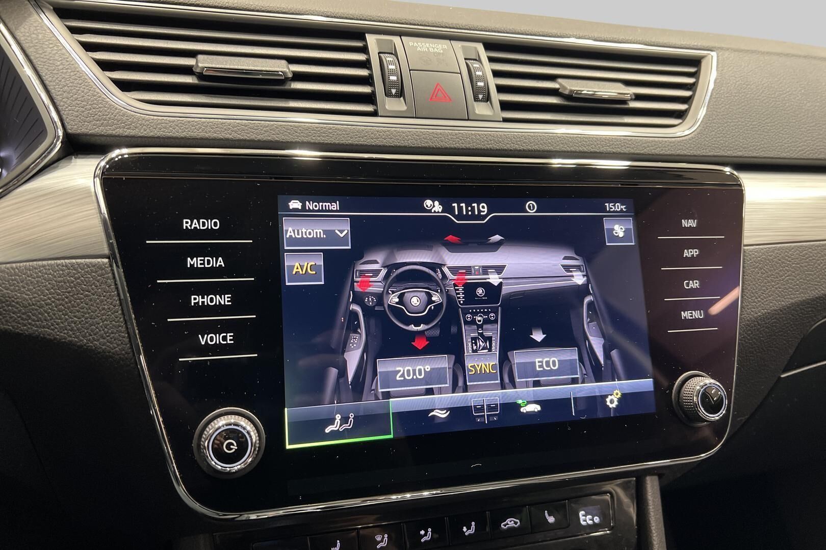 Skoda Superb iso kuva 17