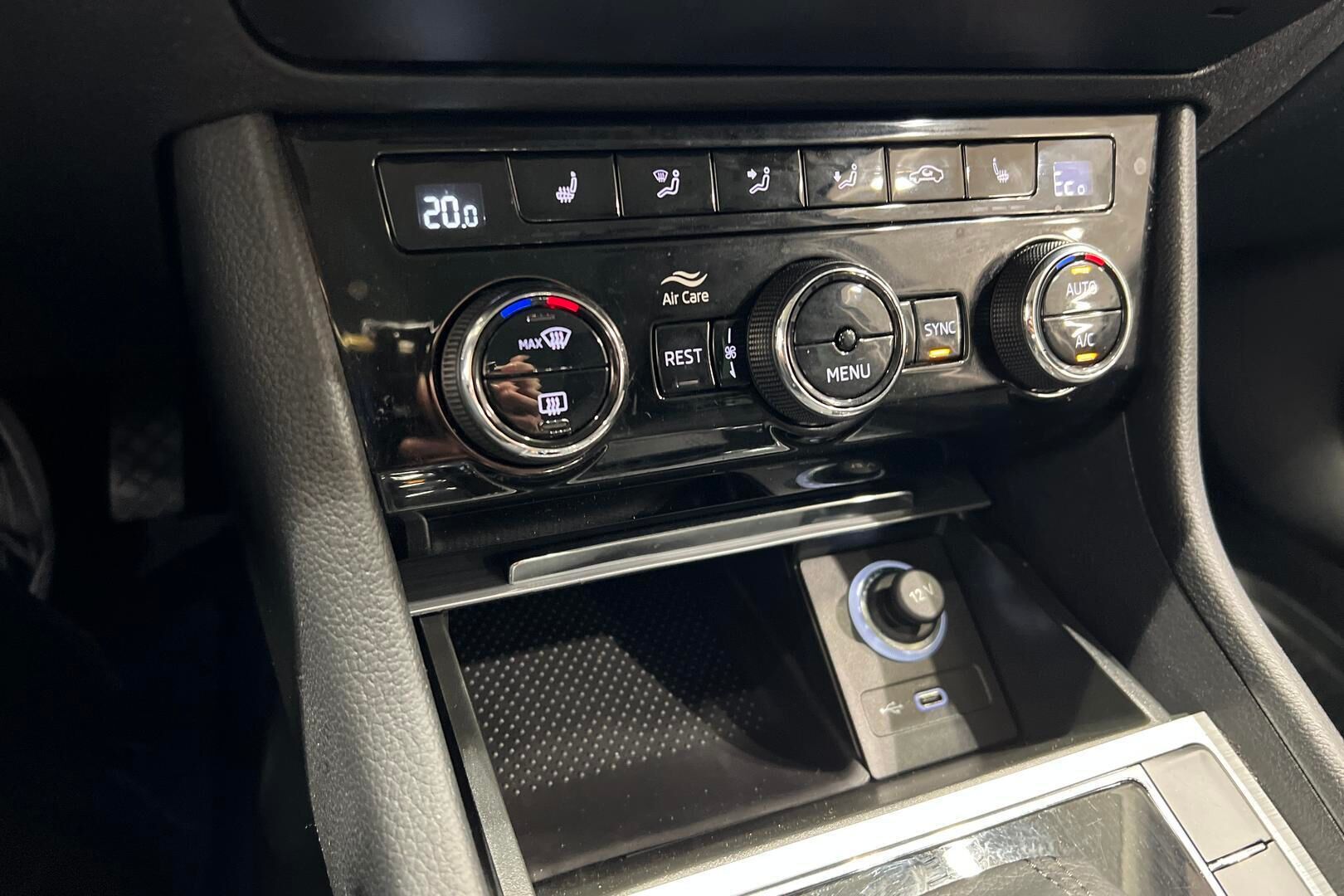 Skoda Superb iso kuva 18