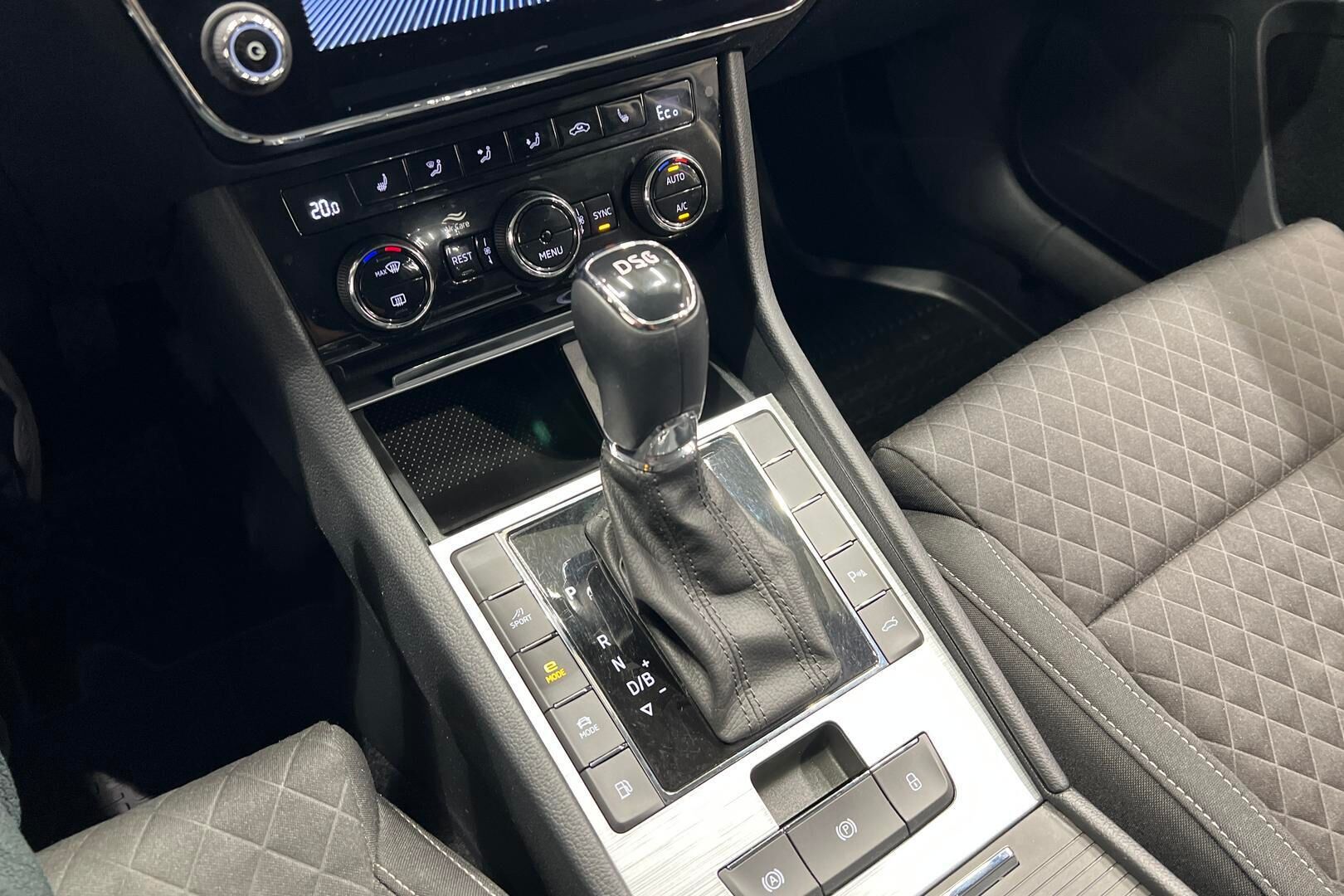 Skoda Superb iso kuva 19