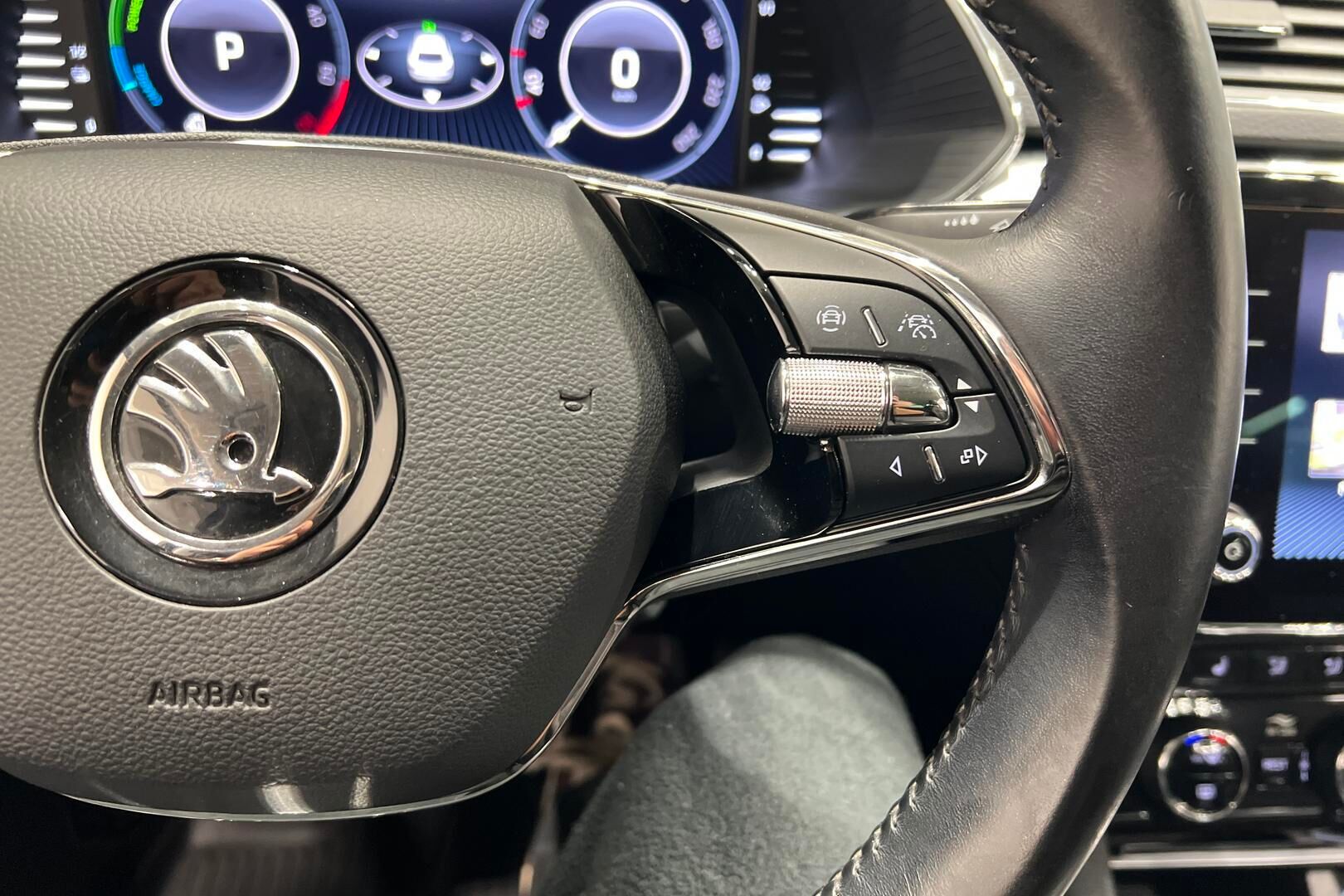 Skoda Superb iso kuva 21