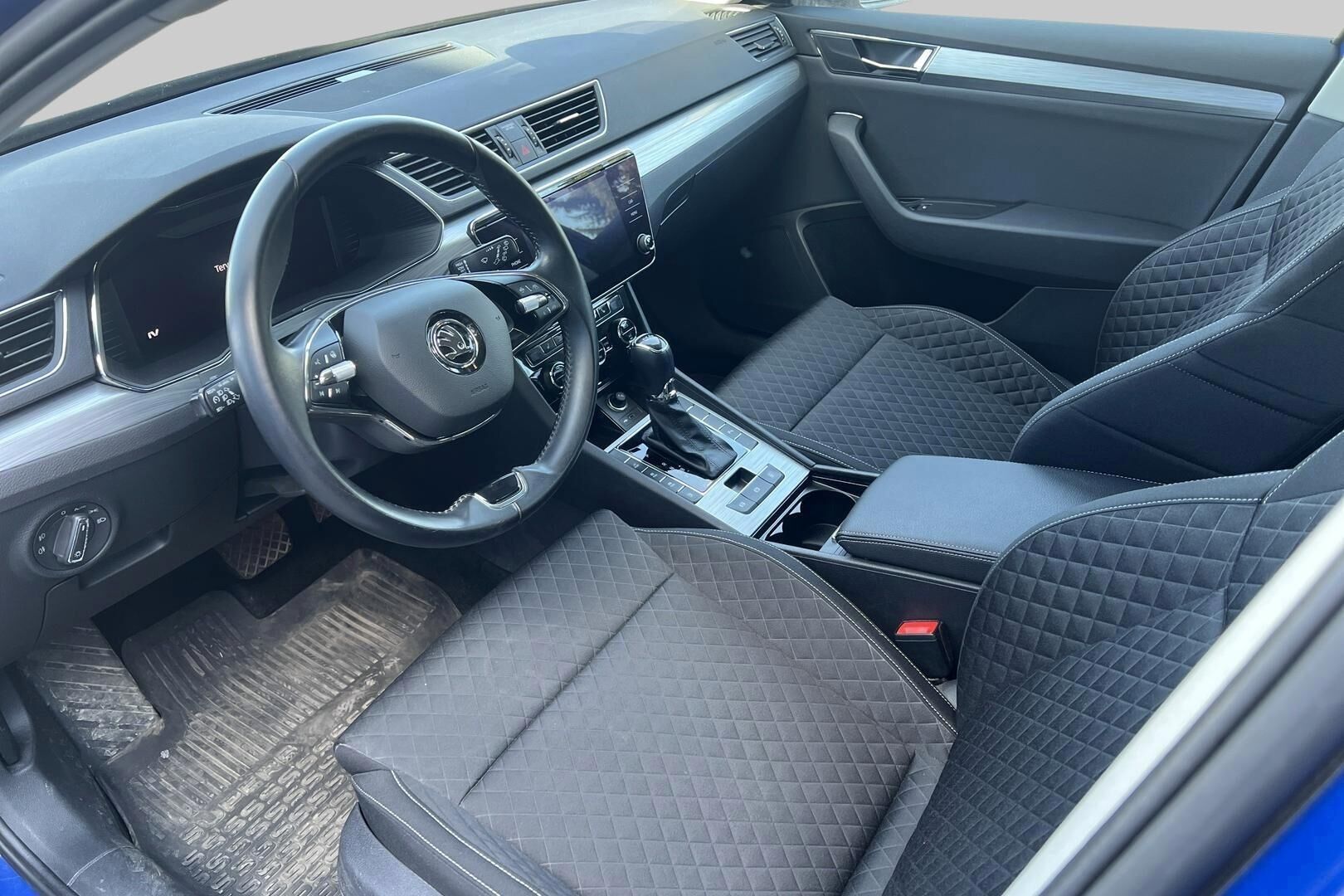 Skoda Superb iso kuva 2